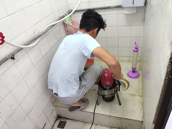 番阳镇管道堵塞冒臭气 专业师傅现场解决问题